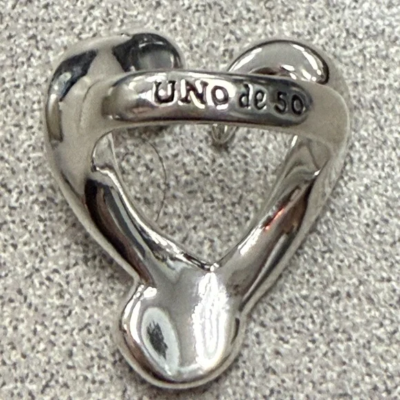 *Uno de 50 open nailed heart ring - Picture 6 of 7
